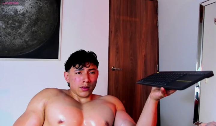 Natural Bodybuilder Shows Off Big Cock
