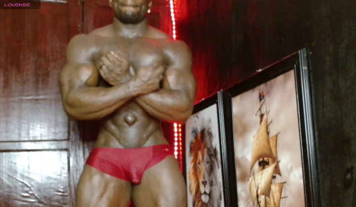 Black Muscle Stud Shows Off on Cam