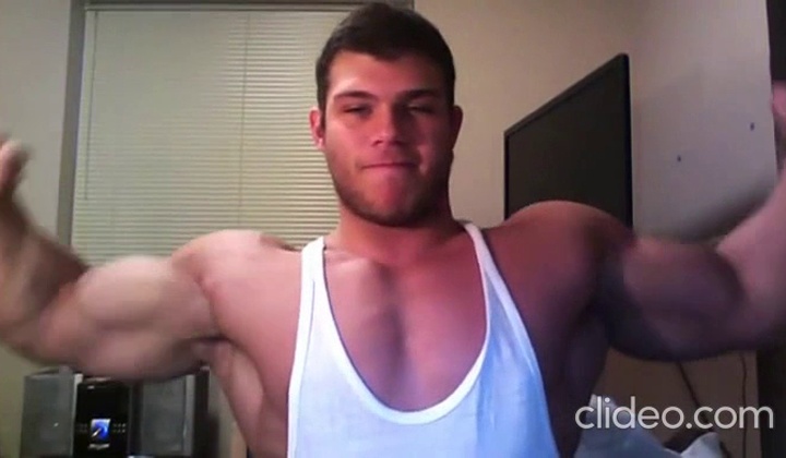 Bodybuilder Shows Off Cumming Skills