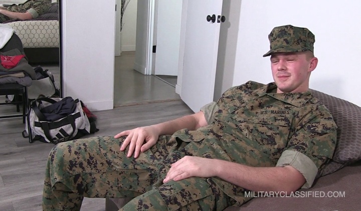 Ex-Marine Gets Oral Serviced by Hung Top