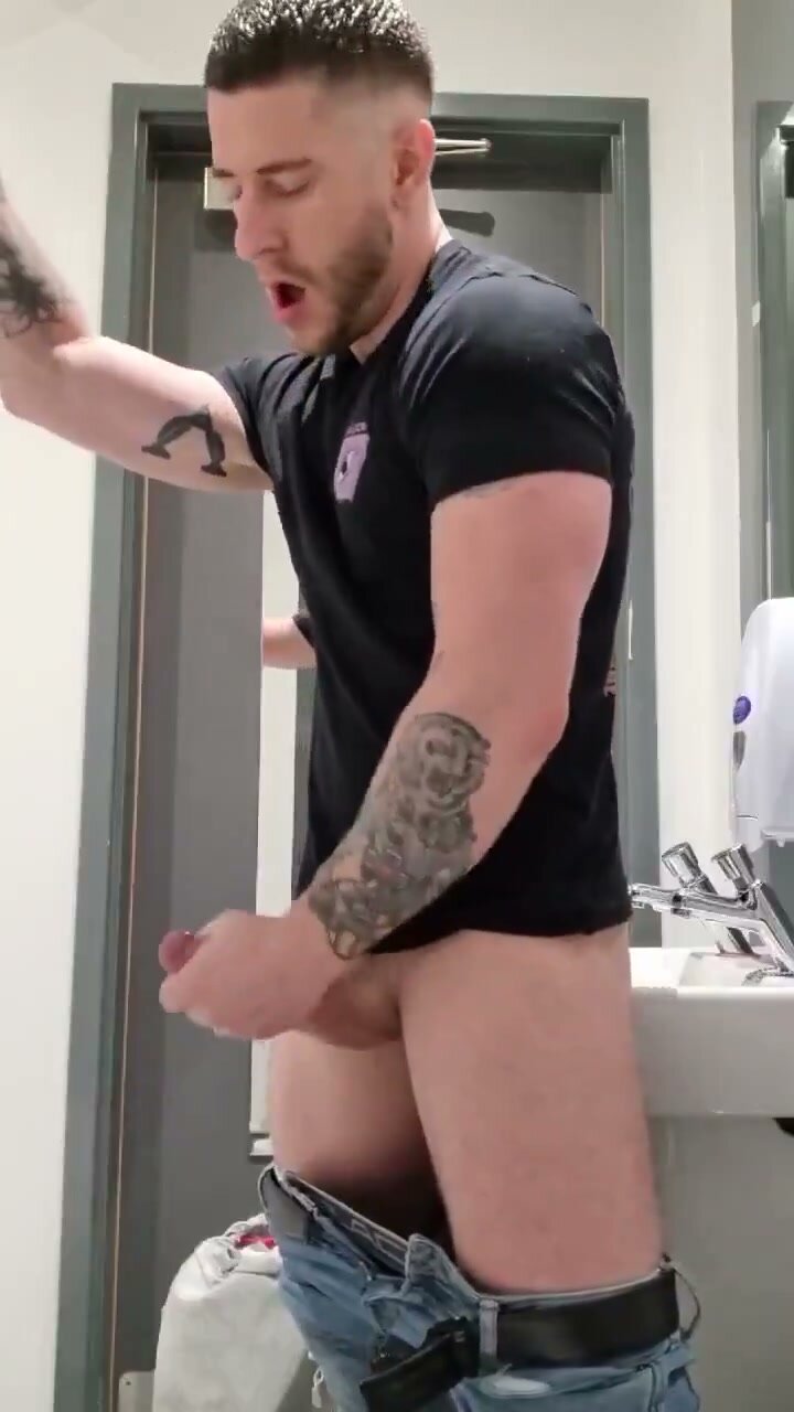 Hetero Guy Masturbates in Amateur Video