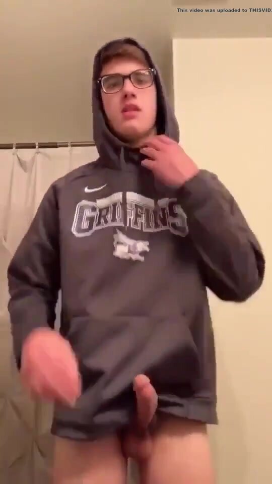 Nerdy Guy Masturbates in Solo Action