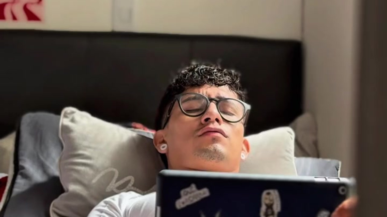 Colombian Guy Masturbates to Porn on Tablet