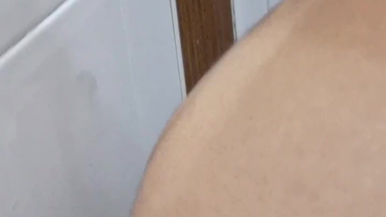Teen Gives Head in Bathroom with 19cm Cock