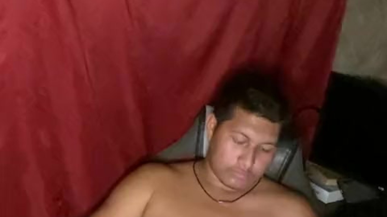 Amateur Guy Goes from Photos to Hardcore Sex