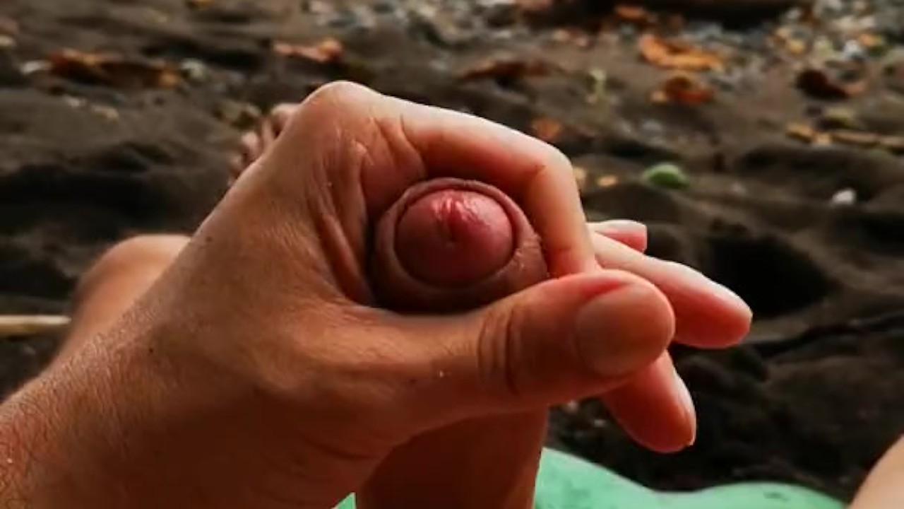 Hunky Guy Masturbates Alone on Beach
