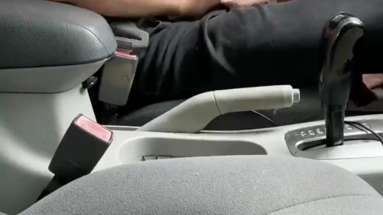 Teen Masturbates in Car to Quick Climax