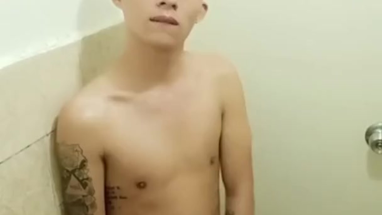 Guy Jerks Off to Morning Cumshot