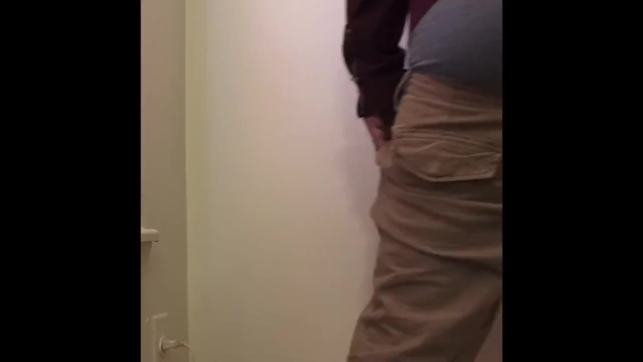 Guy Exposes Himself at Home in Sagging Video