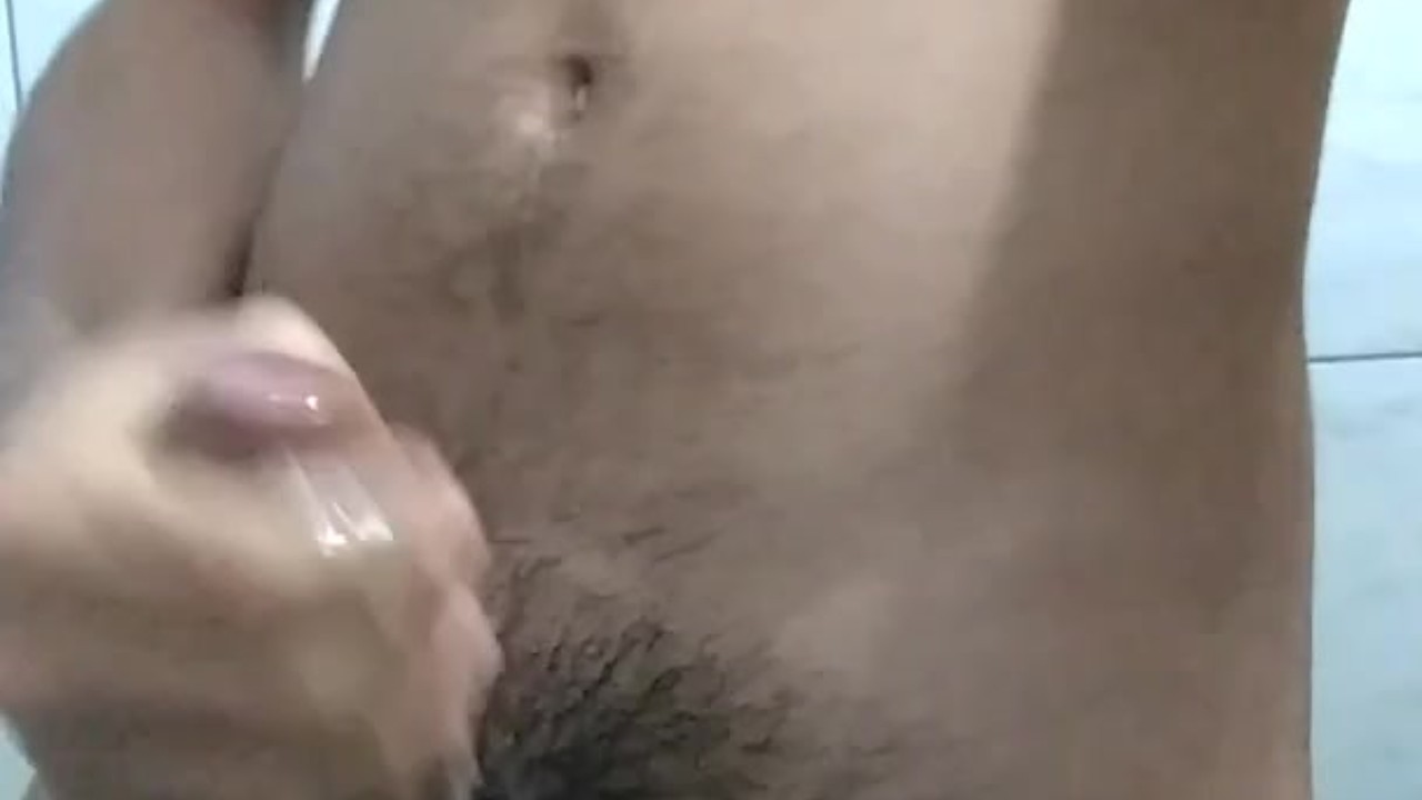 Jovencito latino se hace una buena paja y saca toda su leche