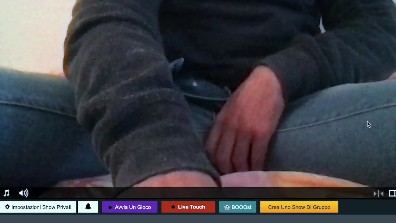 Muscle boy is horny in webcam show