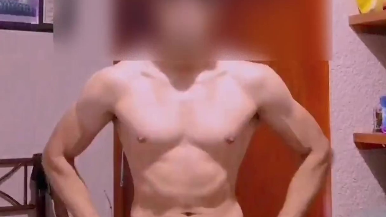 Hot naked guy flexing his natural body - OF: @liamdenoche