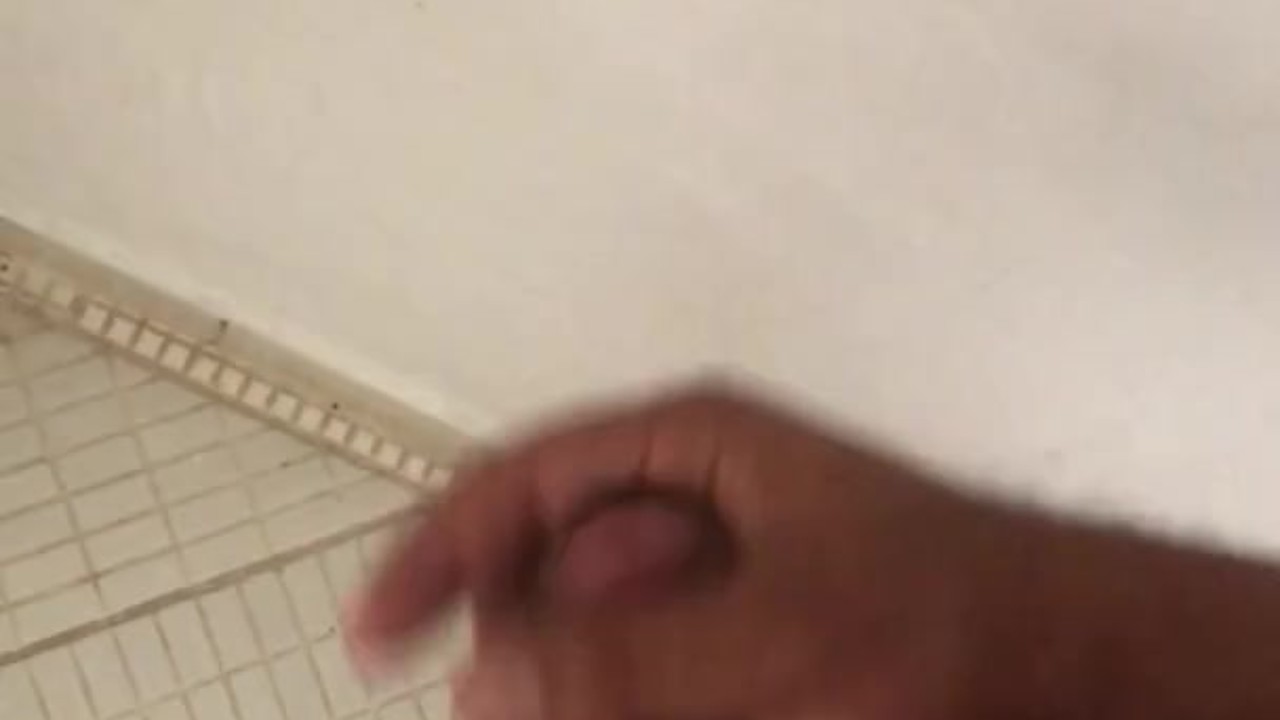 MIRA COMO ME LA JALO PENSANDO EN TI